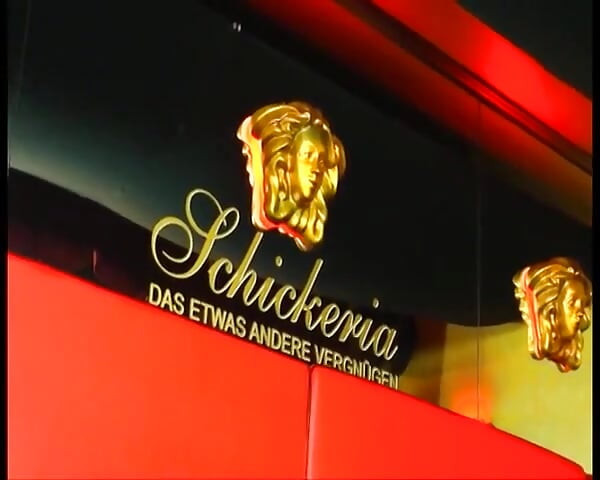 Plavokose devojke puše tvrde kurčeve u divljoj grupnoj igri