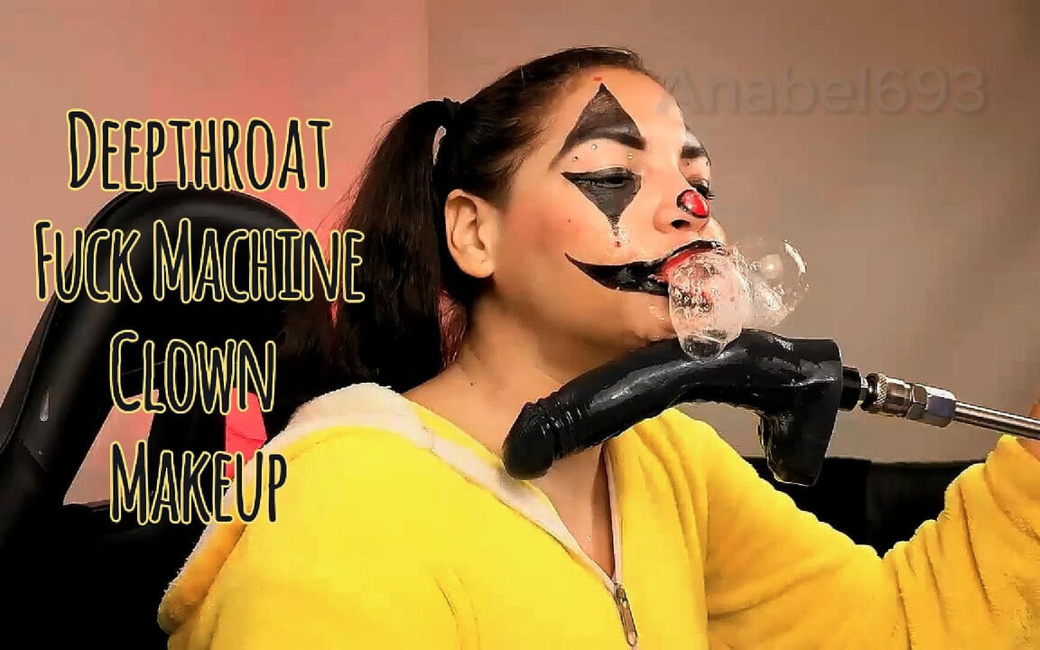 いたずらなピエロがファックマシンで喉を犯す