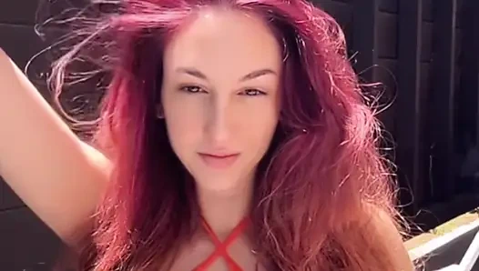 İtalyan uzun saçlı büyük memeli üvey anne artemisia açık havada sigara içme seansı