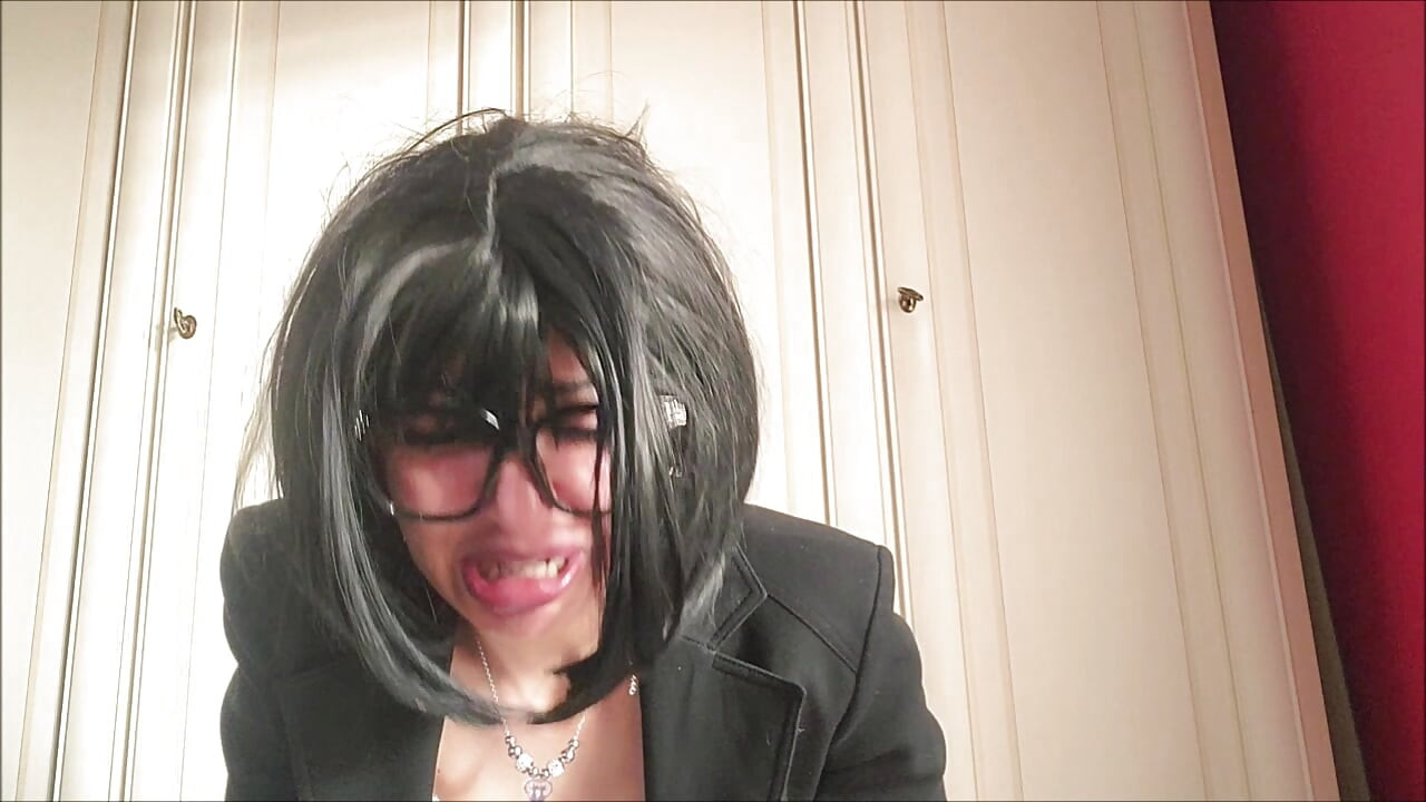 그녀의 뱃속에 너무 많은 공기를 가지고 있는 비서