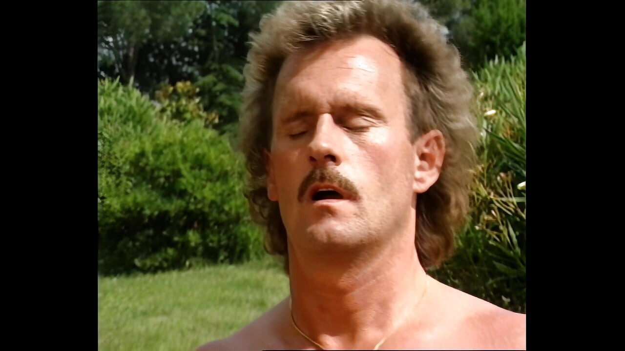 Threesome - Two Hot Italian MILFs Shares a Big Italian Cock