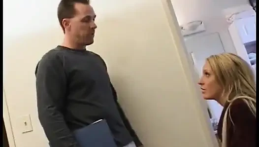 Eine geile blonde bombe lutscht einen harten schwanz und lässt ihn in ihren arsch schieben