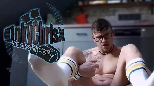 KinkyChrisx beyaz çoraplı mutfakta boypussy ile oyuncak yapıyor