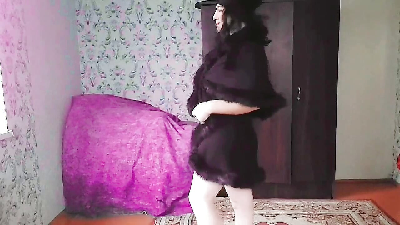 Nestašni femboy pleše pred kamerom s divljom strašću