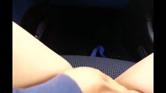 Мокра мастурбація в машині