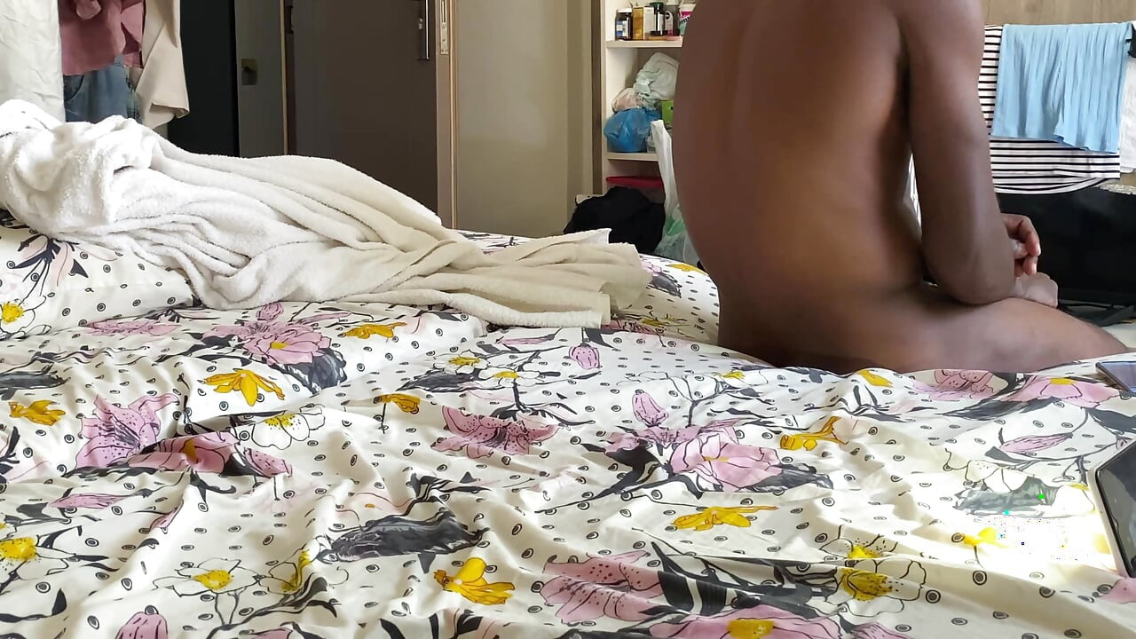 Marido invita a un gran toro negro a preñar a su esposa en una sesión de preñada interracial cruda - parte 4