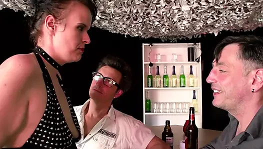 Brünette brünette ehefrau mit dickem arsch in nylons nimmt doppelpenetrations-action in der bar