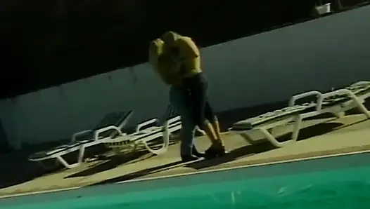 Attraktive blonde puppen, die lesbischen spaß am pool haben