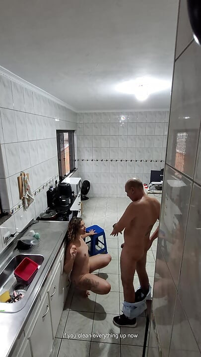 하녀는 알몸으로 그녀의 얼굴에 사정을 받기로 동의했습니다.