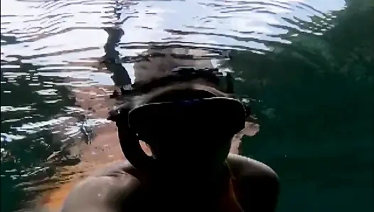 Шлюшка с маской и трубкой: тугое бикини, дайв-маска и ласки под водой финкой