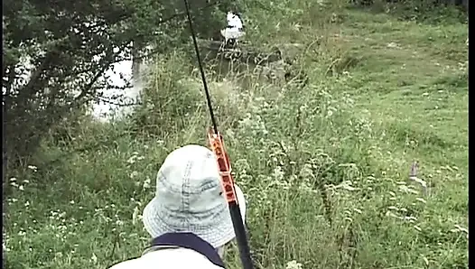 Reife brünette tropft nass im freien, hardcore-toben