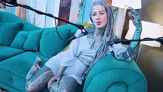 Ich spreche über N - Needed - ASMR podcast SFW spricht goth dünnes mädchen dreadlocks tattoo-modell inked mädchen