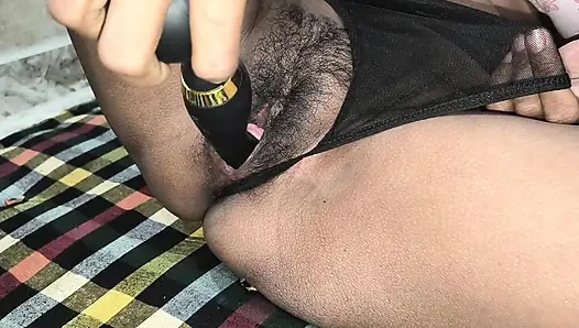 Taniya sharma büyük seksi götünü gösteren büyük dildoyla mastürbasyon yapıyor ve oynuyor