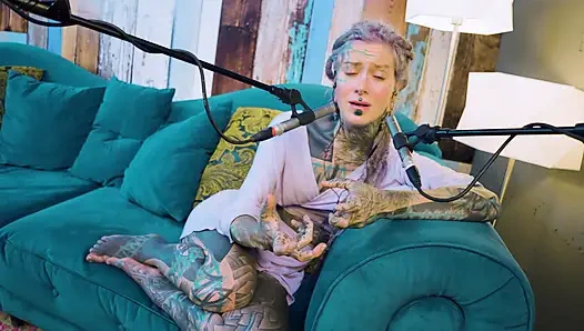 Aku lagi ngomongin tentang b - bordem - asmr podcast sfw lagi ngobrol sama model bertato rambut gimbal asal gotik