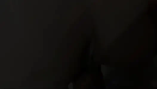 Медленно трахаю половые губы моей жены с большим членом со спермой на ее заднице