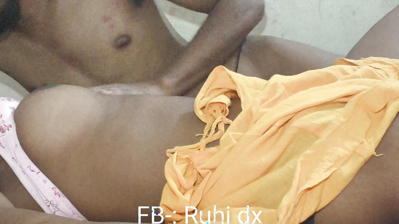 Kapde badalte waqt apni bahen ko dekha aur usne bula ke sex kiya