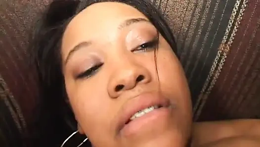 Черная крошка с большой круглой жопой трет свою щель и трахается с чуваком