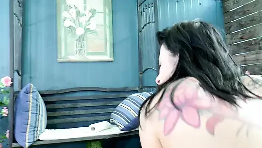 Büyük götlü seksi dövmeli esmer bakış açısıyla sikiliyor