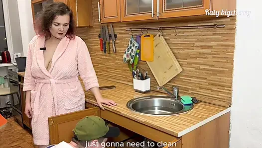 Вызвала сантехника, чтобы починить мою раковину, он трахнул мою задницу вместо