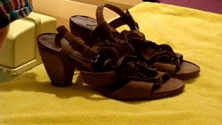 Éjacule sur les sandales compensées brunes de ma copine