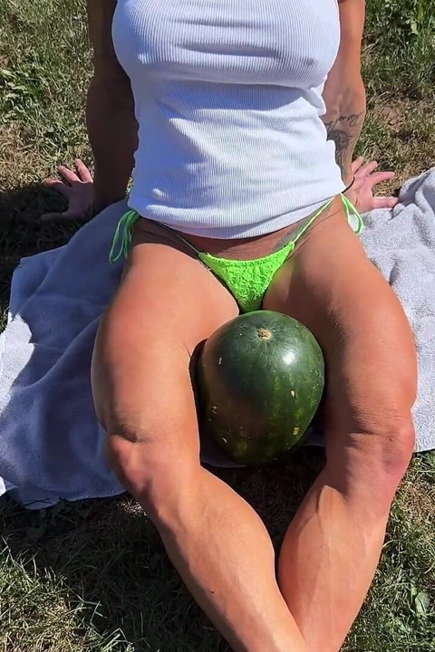 Mamă sexy musculoasă Kandys Pepene verde Zdrobire dominare