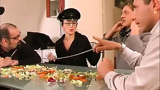 Seksi esmer hatun mutfakta büyük yarak emiyor... ağzına boşalma