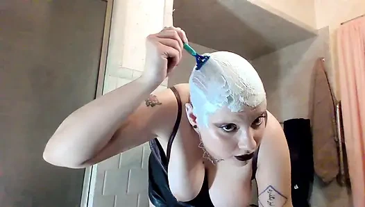 Сучка с блондинкой Buzzcut становится полностью лысой и жестко кончает