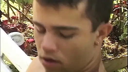 Kaslı buharlı havuzda korunmasız tutkuyla