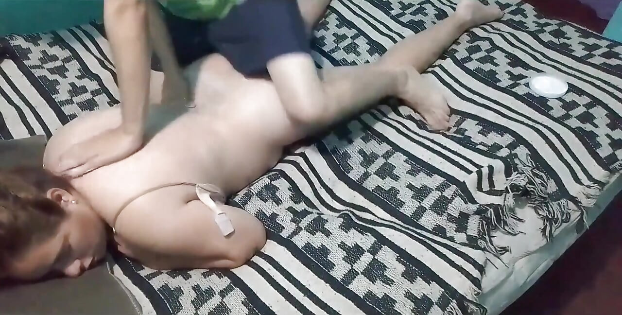 그녀는 그녀의 드레스를 벗고 나는 그녀에게 크림으로 편안한 마사지를 제공합니다