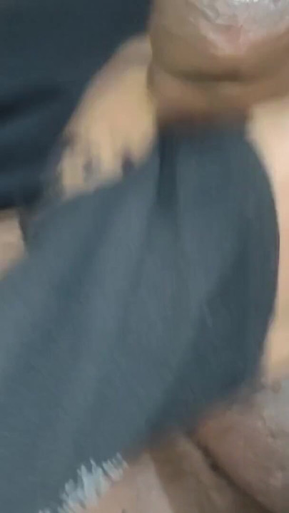 BEAUTIFULL SALI NE LUND ME TEL LAGAYA OR SAHLAYA LUND KO MAST LUND MASSAGE SEX VIDEO | Clip 1