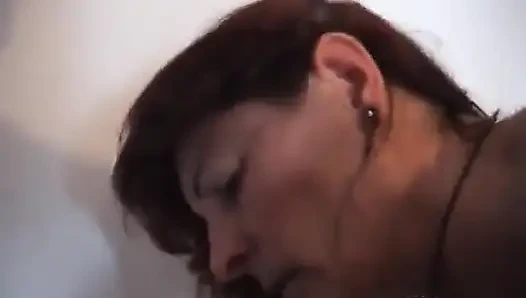 Edepsiz kızıl saçlı nine genç adamla anal seks yapmadan önce işiyor