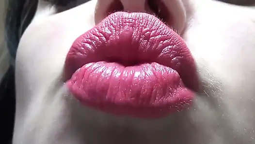Küssen und entengesicht mit großen rosa lippen