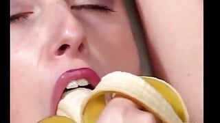 Blondes schätzchen isst eine banane und den schwanz eines typen, bevor sie ihre süße muschi gepumpt bekommt