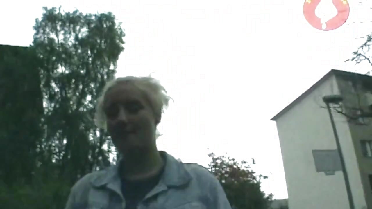 Dildo dypt i dryppende fitte - Moden blondine eksploderer