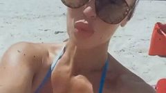 Dana Brooke aka Ashley Mae Sebera in blauwe bikini, selfie
