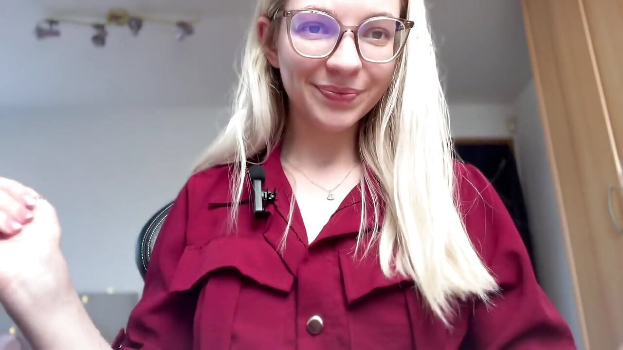 Ilkeä tyttö rankaisee sinua kutituksella Asmr