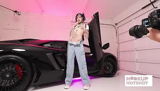 Bts - boneka CC memamerkan tubuhnya yang bertato dengan pakaian perkotaan!