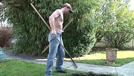 Older brunette slut seduces gardener