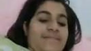 스카이프에서 음란한 섹스를 시도하는 인도 소녀