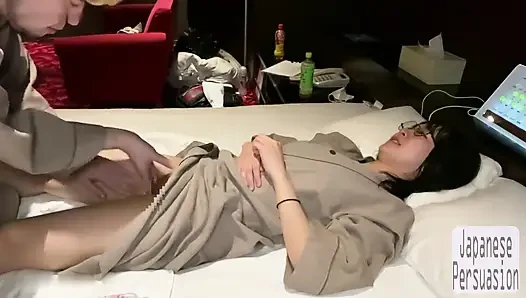 Quiet glasses mädchen - eine einfache massage, die zu einem privaten aufgenommenen moment wird