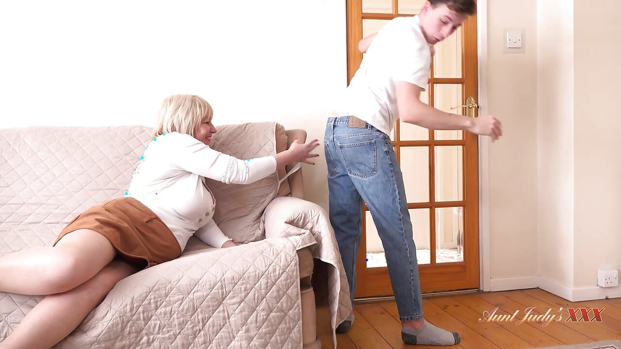Busty Mature MILF Mrs. Amy Goodhead Hires a New Window Cleaner