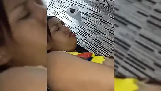 Мой друг в течение длительного времени, и я пригласила его к себе домой, и мы в конечном итоге делали грязные вещи в ванной, затем мы легли спать