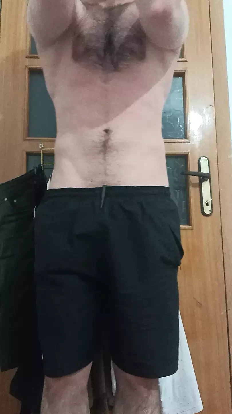 chico cachondo desnudándose en casa, más en la descripción