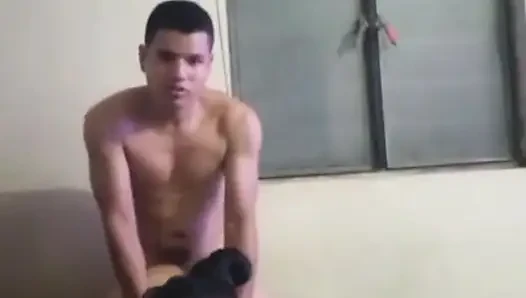 Karımın arkadaşı beni her ziyarete geldiğinde