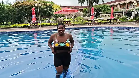 Sperma schwimmen im pool, harter sex im wasser, doppelter orgasmus