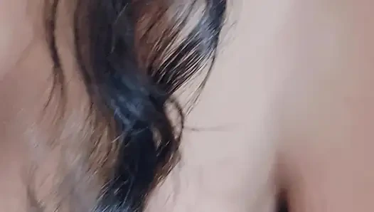 Pakistanlı ateşli model Zara Khan büyük karpuzunu gösteriyor