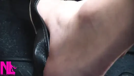 Membangkitkan dan mengemudi dengan flat kulit hitam di barefeet