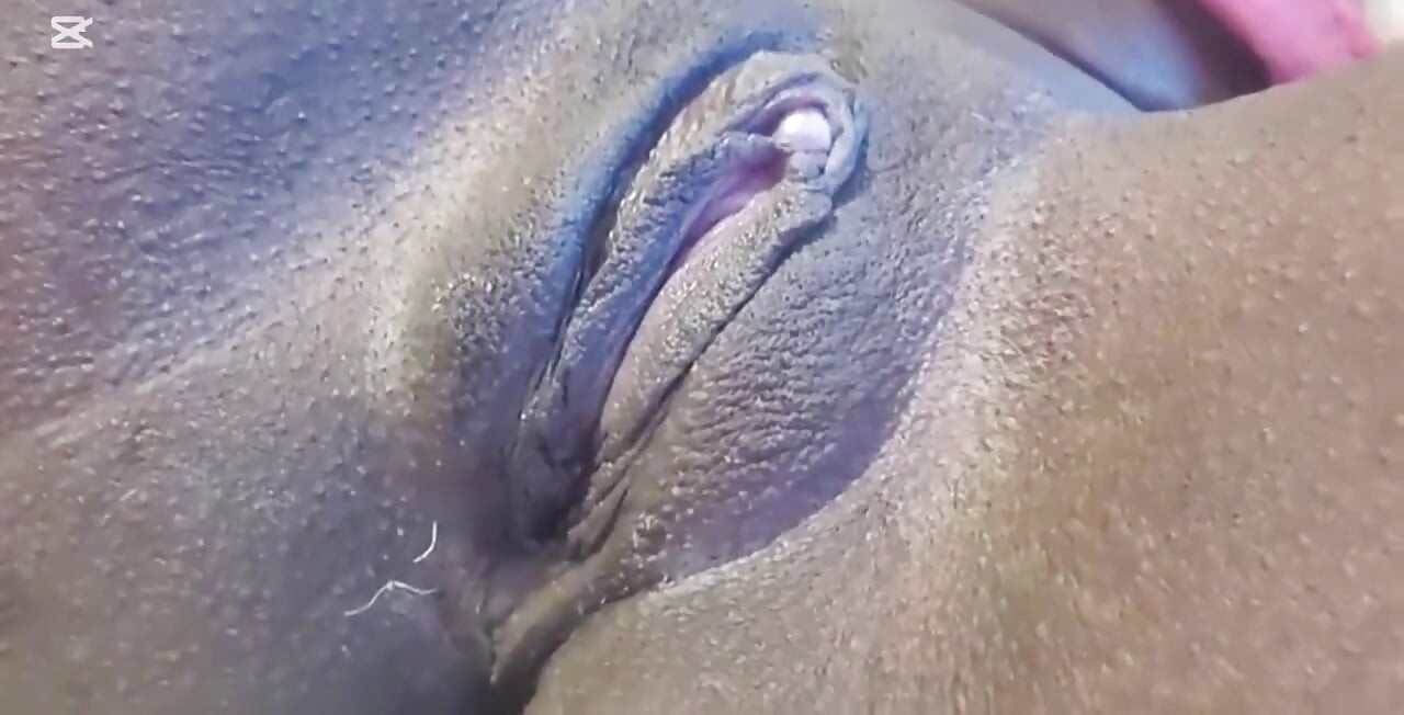 La morena con el gran culo se va a dar placer sola