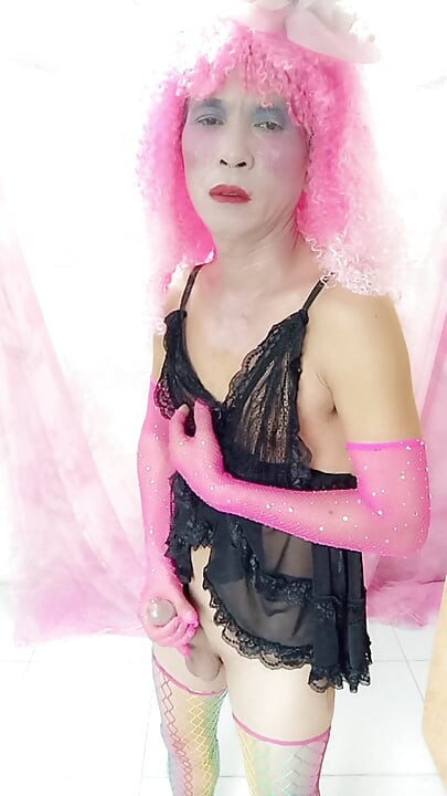 Transgender Oanh Le v sexy oblečení si honí ptáka