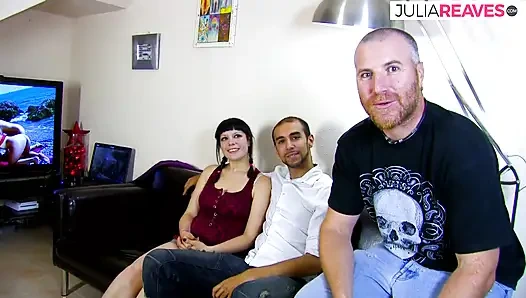 Bebek gibi kız büyük bir yarağa öğürüyor ve sonra sikiliyor ve ağzına boşalıyor